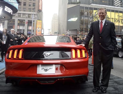 El presidente de Ford, Alan Mulally, durante la presentación del Mustang 2015 en Nueva York.