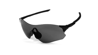 Gafas de sol polarizadas sobre fondo blanco.