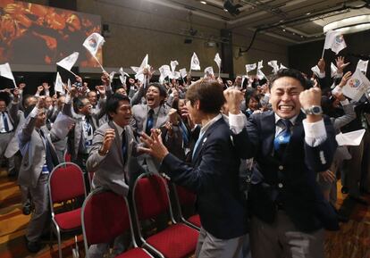 Los miembros de la delegación japonesa celebran la victoria.