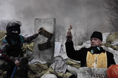 El fotògraf francès Jerome Sessini, de l'agència Magnum, ha guanyat el segon premi en la categoria de notícies d'actualitat. Un sacerdot ortodox beneeix els manifestants en una barricada a Kíev (Ucraïna) el 20 de febrer del 2014.