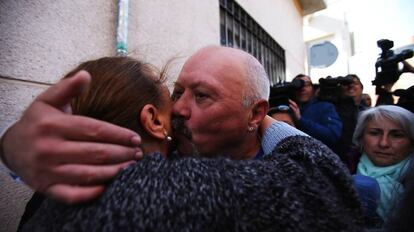 José Fabian Clemente celebra con una vecina que no se produjera el desalojo.