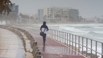 Una persona pasea junto a la costa con fuerte oleaje en Palma de Mallorca, este lunes. Francisco Ubilla