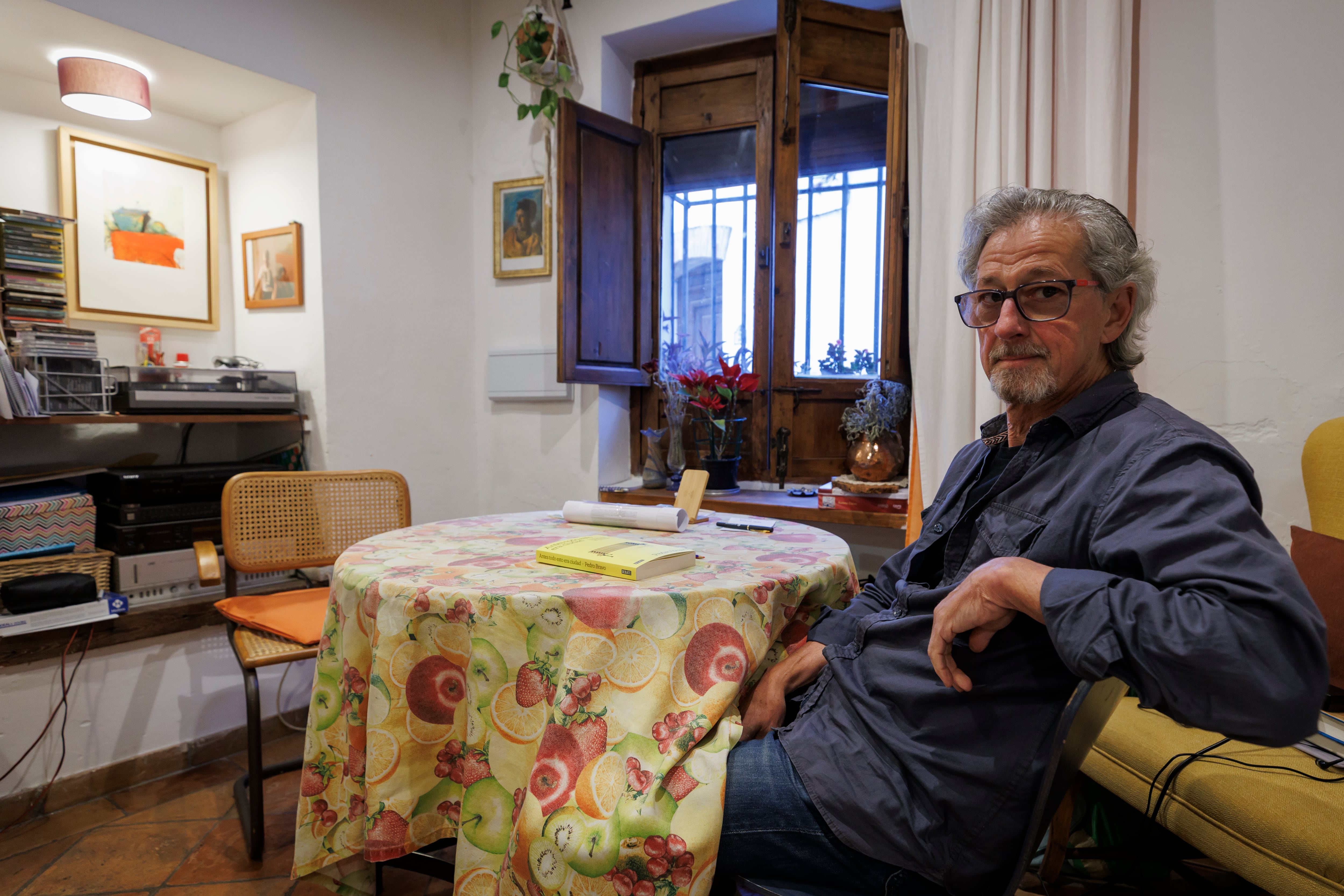 Rafael Fuentes-Guerra, en entrevista su casa.