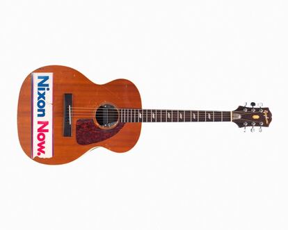 Guitarra acústica con una pegatina de la campaña a la presidencia que llevó a cabo Nixon en el 72.