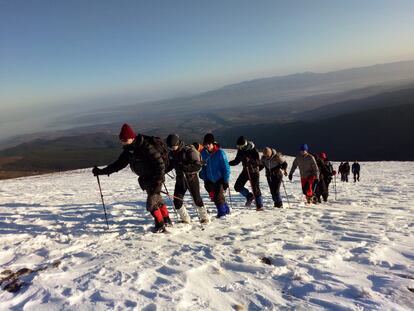 Alumnos del Colegio Mayor Albalat (Valencia) en una excursión invernal a la montaña.