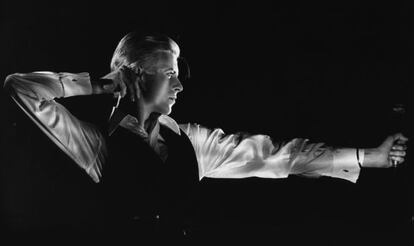 'El arquero', retrato de Bowie a cargo obra del fotógrafo John Robert Rowlands para la gira 'Station to station' (1976), que se puede puede ver en la exposición 'David Bowie is'.