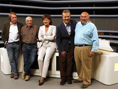 Los presentadores del debate Olga Viza y Manuel Campo Vidal posan junto a los productores ejecutivos Tacho de la Calle y Pepe Carbajo y el director del debate, Fernando Navarro