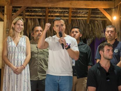 Daniel Noboa, habla con la prensa, tras ganar las elecciones presidenciales.