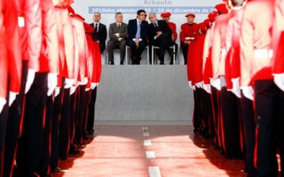 El lehendakari Patxi López ( al fondo a la izquierda) y el consejero de Interior Rodolfo Ares durante el acto de entrega de credenciales a los nuevos agentes de la 22 promoción de la Ertzaintza celebrado hoy en la Academia de la Policía de Arkaute (Álava)