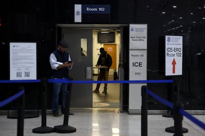 Agentes federales vigilan tribunal de inmigración en Nueva York, este lunes.