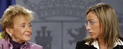 La vicepresidenta primera, María Teresa Fernández de la Vega (a la izquierda), y la ministra de Defensa, Carme Chacón, tras un Consejo de Ministros.