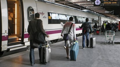 Un grupo de viajeros accede a un AVE en la estación de Atocha.