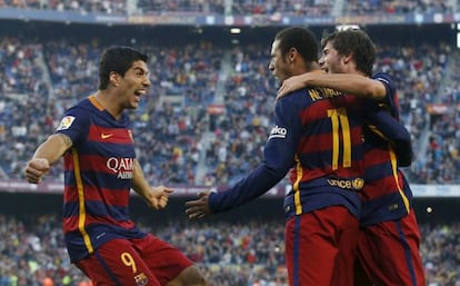 Luis Suárez celebra un gol del Barça amb Neymar i Sergi Roberto.