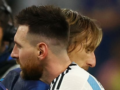 Leo Messi y Luka Modric, saludándose tras el pitido final. 