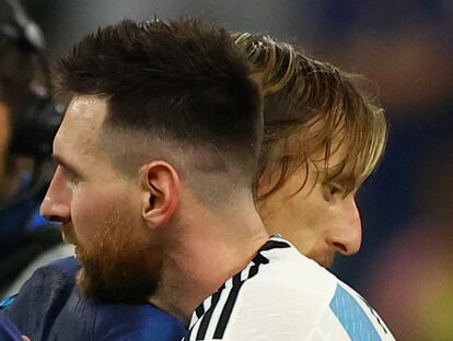 Leo Messi y Luka Modric, saludándose tras el pitido final.