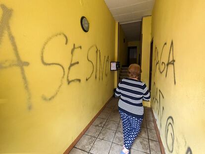 Interior del bloque de viviendas de Badalona donde se ha desatado el incendio.