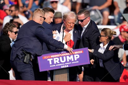 Trump se retira del lugar del atentado por su propio pie y sin aparentes heridas de gravedad.