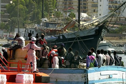 El barco pesquero localizado al suroeste de Tenerife con inmigrantes y dos tripulantes a bordo, a su llegada al puerto tinerfeño de Los Cristianos.