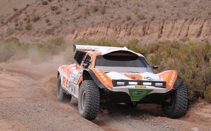 El piloto holandés Ebert Dollevoet y su copiloto Patrick Van Lee conducen el Volvo del equipo Top Events Rally Team durante la cuarta etapa del Dakar 2017 entre San Salvador de Jujuy en Argentina y Tupiza en Bolivia.