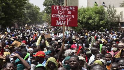 Imagen de una manifestación, en la pancarta se lee "Este régimen es un coronavirus para Mali".