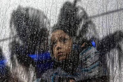 Una niña centroamericana que viaja en la caravana de migrantes.