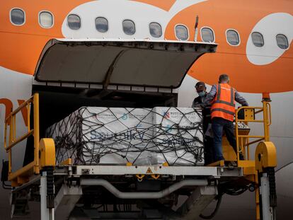 Personal del aeropuerto de Maiquetía, próximo a Caracas, descarga las cajas con las vacunas Sputnik V.