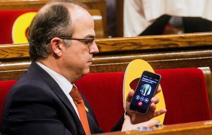 Jordi Turull pasa el teléfono con la llamada de Carles Puigdemont a Roger Torrent tras ser nombrado como presidente del Parlamento catalán.