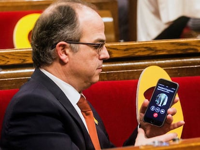 Jordi Turull passa el telèfon amb la trucada de Puigdemont a Roger Torrent després de ser nomenat president del Parlament.