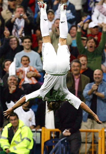 Sergio Ramos celebra con una voltereta su gol, que ha dado la victoria al Madrid esta noche frente al Málaga.