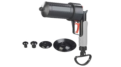 Este modelo de pistola a presión para destacar tuberias pesa menos de un kilogramo y tiene forma de L.