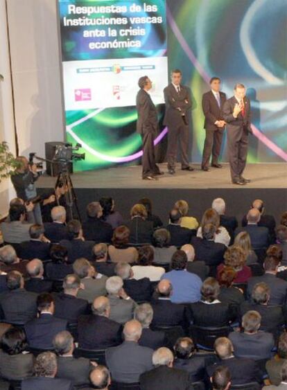 Ibarretxe y los tres diputados generales presentaron en noviembre en San Sebastián las ayudas contra la crisis a un grupo de empresarios.