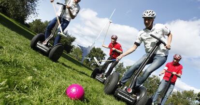 Jugadores de Segway Polo en pleno partido.