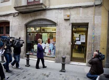 Antonia, ayer por la mañana, ante la tienda que regenta en la calle del Om, justo delante del edificio donde tiene el piso.