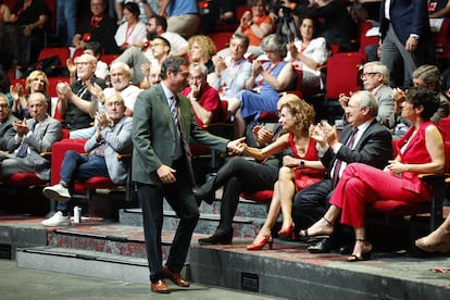 El presidente de la CEOE, Antonio Garamendi, saluda a la vicepresidenta primera y ministra de Hacienda, María Jesús Montero.