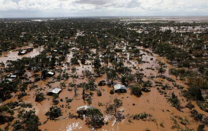 Vista aérea de la ciudad mozambiqueña de Beira tras el paso del ciclón Idai, el 21 de marzo de 2018. El último balance de víctimas se acerca al medio millar mientras los gobiernos de Mozambique, Zimbabue y Malaui temen encontrar más cadáveres a medida que puedan acceder a las zonas aún anegadas por el agua.