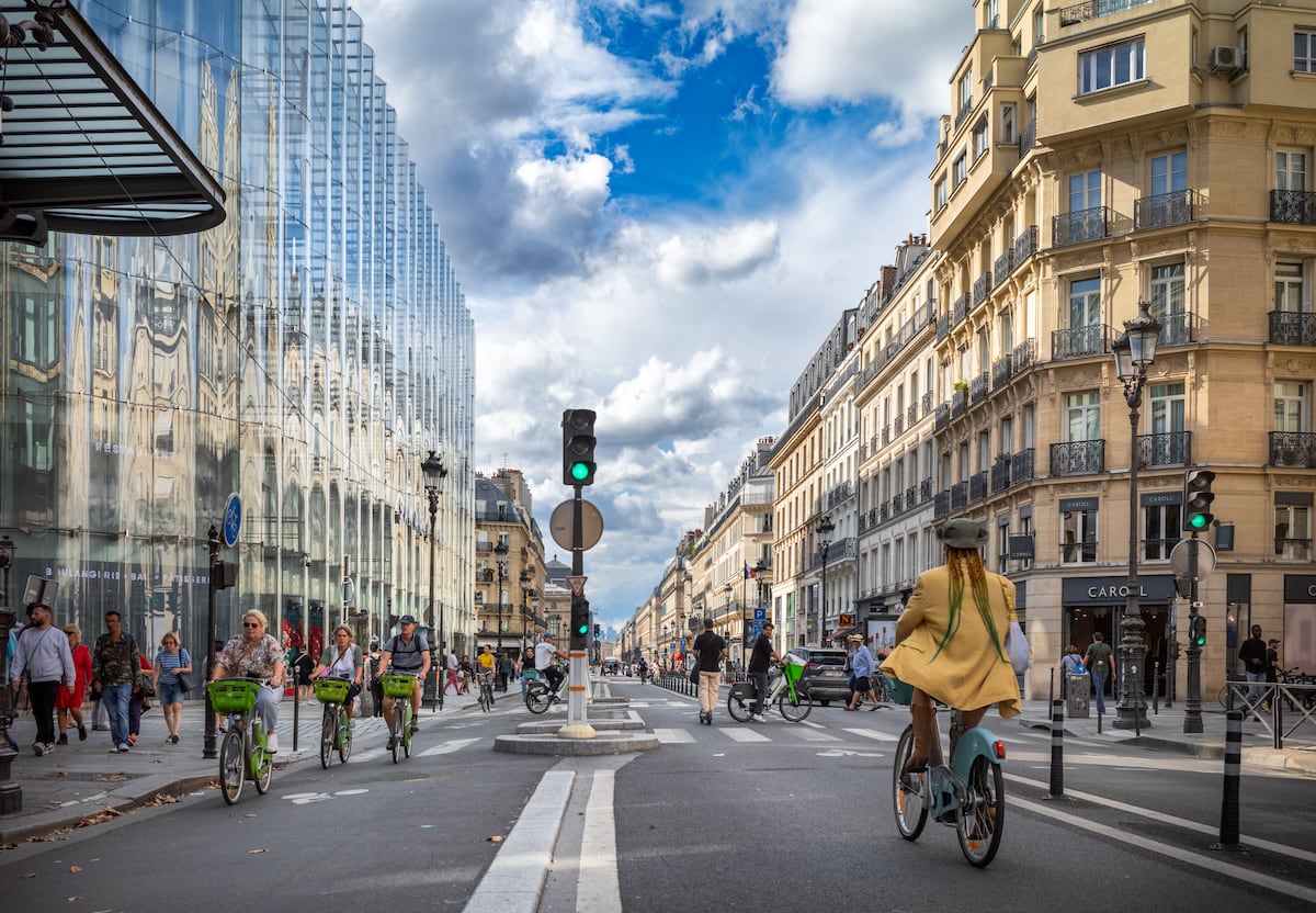 It’s rush hour on Rue de Rivoli, one of the main arteries of the French capital. The bicycles pass one after another in quick succession, ringing th