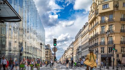 Varias personas circulan en bicicleta por el amplio carril bici de la calle Rivoli, en el centro de París.