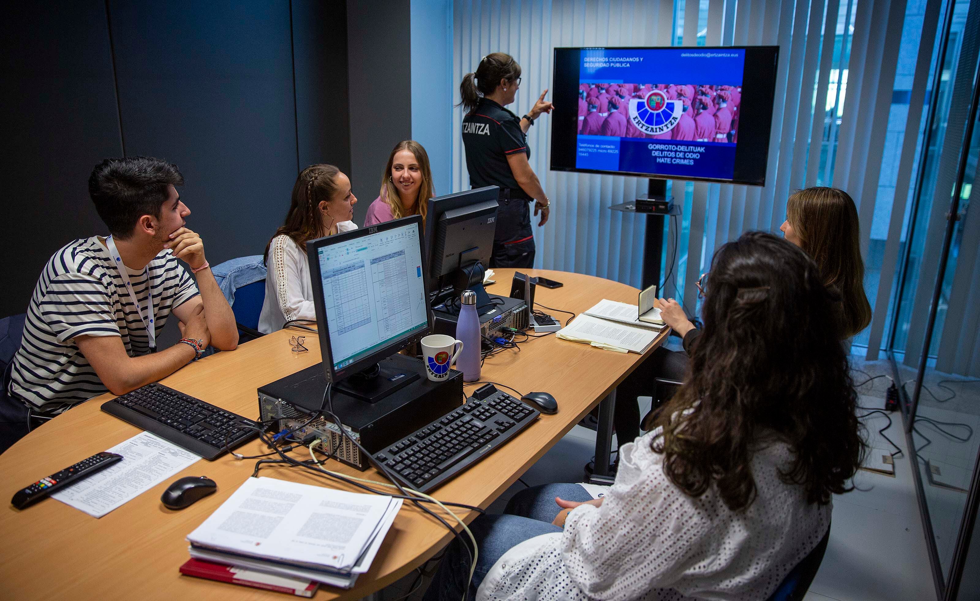 Estudiantes universitarios asisten a una clase sobre delitos de odio en la sede central de la Ertzaintza.