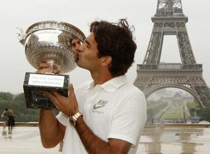 Roger Federer, con el trofeo de Roland Garros frente a la torre Eiffel.