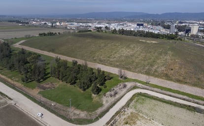 Vista aérea del enterramiento de la FUA-Fábrica de Uranio en Andújar. En la imagen la escombrera de estériles de la antigua fábrica.