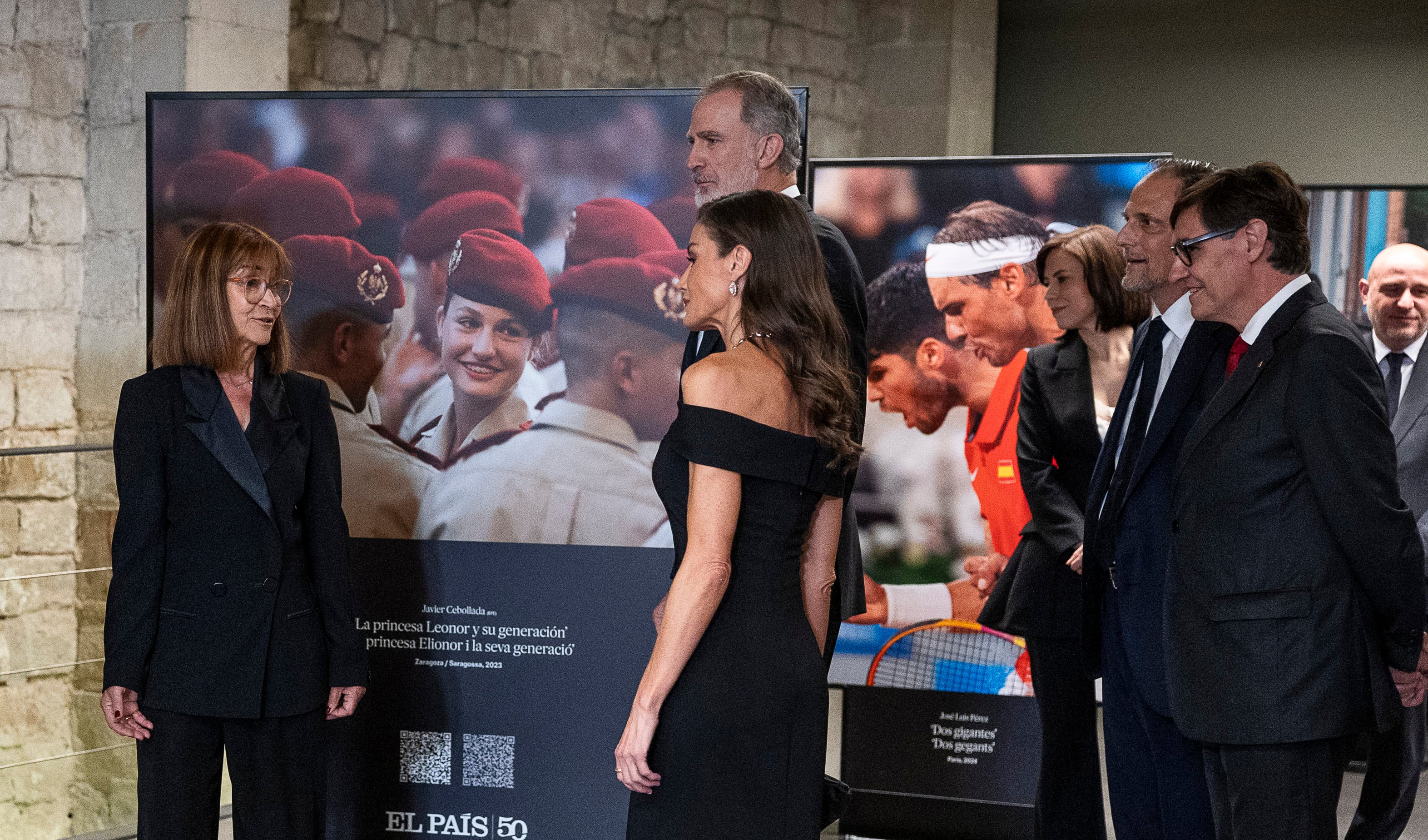 Los Reyes hablan con la periodista Marisa Flórez seguidos de Salvador Illa y Jan Martínez Ahrens, durante su visita a la exposición de EL PAÍS en Barcelona con motivo del 50º aniversario del periódico.