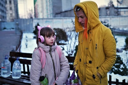 Yulia, de nueve años (en la imagen, a la izquierda), y Katia, de 13, perdieron a su madre en el ataque a la estación de tren de Kramatorsk en abril y ahora están al cargo de su tía Olga (con abrigo amarillo) y su abuela Nina.