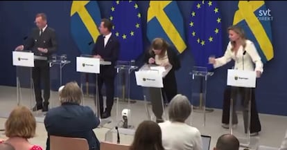 Una captura de la transmisión de la conferencia de prensa en la que se desplomó la ministra sueca Elisabet Lann, este martes.