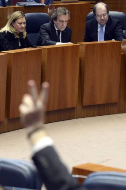 El presidente de la Junta de Castilla y León, Juan Vicente Herrera (d), el consejero de Presidencia, José Antonio de Santiago-Juárez (c), y la consejera de Hacienda, Pilar del Olmo (i), durante las votaciones en el segundo día del pleno sobre la Ley de Presupuestos Generales de la Comunidad. EFE/Archivo