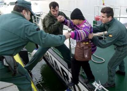 En la embarcación viajaban al menos 35 personas más, cuatro de ellas mujeres. La mayoría de ellos son magrebíes.