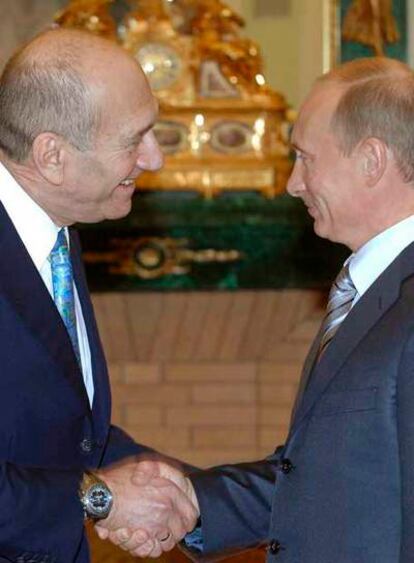 Vladímir Putin (derecha) recibe a Ehud Olmert, ayer en el Kremlin.