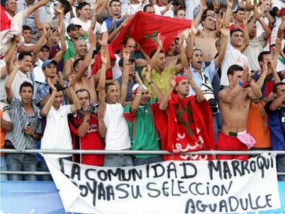 Un aspecto de la grada del estadio de Roquetas del Mar durante el partido.