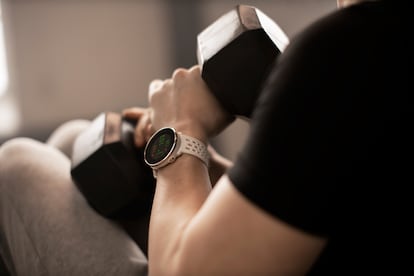 Gracias a su gran autonomía y la sencillez de sus funciones smartwatch, el nuevo Polar Vantage M2 nos acompaña en cada paso para que nos concentremos en lo importante: el entrenamiento.