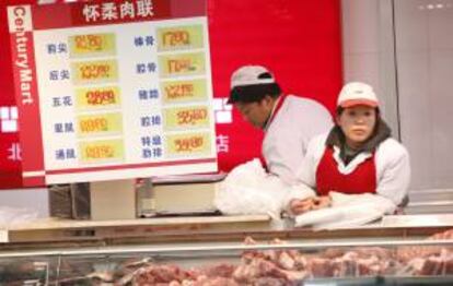 La inflación anual en China siguió desacelerándose en junio, con una subida interanual del índice de precios al consumo (IPC) del 2,2 %, ocho décimas menos que el 3 % de mayo, informó hoy el Buró Nacional de Estadísticas (NBS). EFE/Archivo