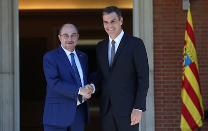 El presidente del Gobierno, Pedro Sánchez, recibe en el complejo de la Moncloa al presidente de Aragón, Javier Lambán, el 8 de octubre de 2018.
